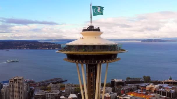 Vista Aérea Deck Observação Torre Space Needle Com Bandeira Seattle — Vídeo de Stock