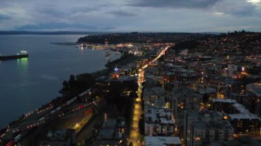Seattle cityscape Körfezi ve dock ile havadan görünümü