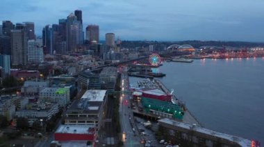 Seattle cityscape Körfezi ve dock ile havadan görünümü