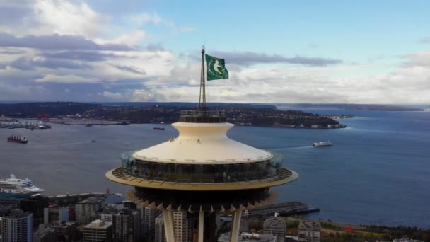 Vista Aérea Deck Observação Torre Space Needle Com Bandeira Seattle — Vídeo de Stock