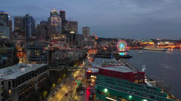 Luftaufnahme Des Beleuchteten Stadtbildes Von Seattle Bei Nacht — Stockvideo