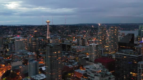 Vista Aérea Del Paisaje Urbano Iluminado Seattle Por Noche — Vídeo de stock