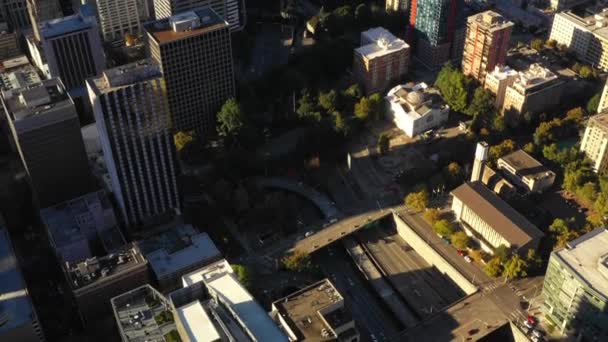 西雅图建筑和繁华街道鸟瞰图 — 图库视频影像