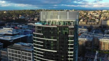 Hava dron highrise kulesi kentin çevresinde yörüngede