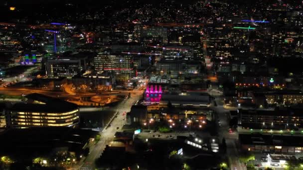 Luchtfoto Van Verlichte Skyline Van Seattle Nachts — Stockvideo