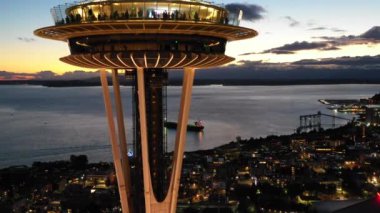 gece Seattle Space Needle Kulesi havadan görünümü 