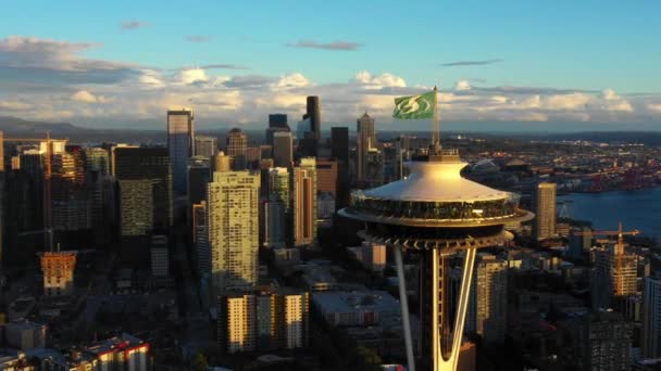 Vista Aérea Deck Observação Torre Space Needle Com Bandeira Seattle — Vídeo de Stock