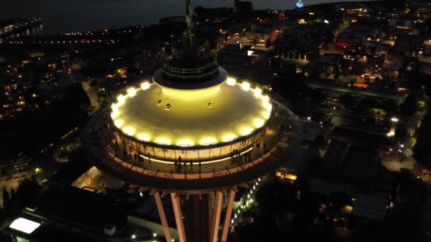 Luftaufnahme Des Weltraums Nadelturm Aussichtsplattform Der Nacht Seattle — Stockvideo