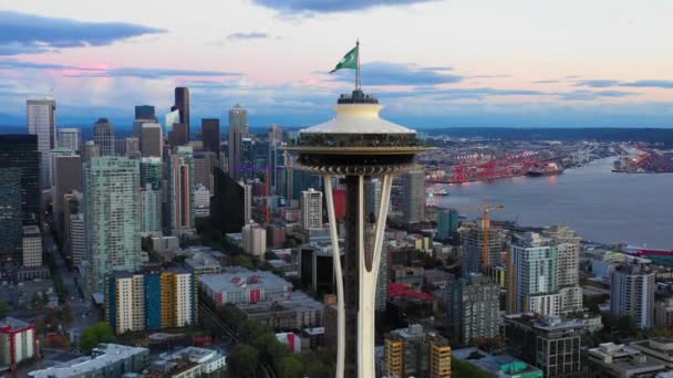 Vista Aérea Deck Observação Torre Space Needle Com Bandeira Seattle — Vídeo de Stock