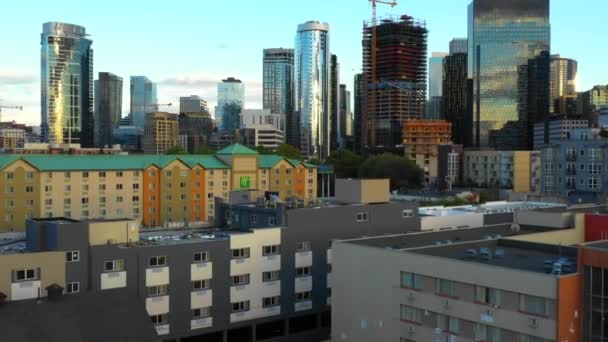 忙しい通りを車とシアトルで建物の空中写真 — ストック動画