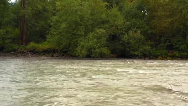 Point Vue Aérien Bas Traversant Une Rivière — Video