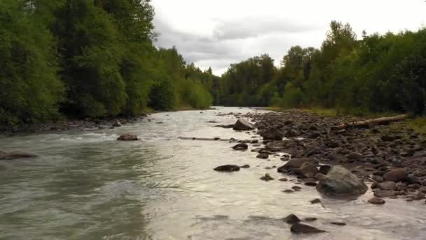 Passage Rivière Aérien Par Drone Bas — Video