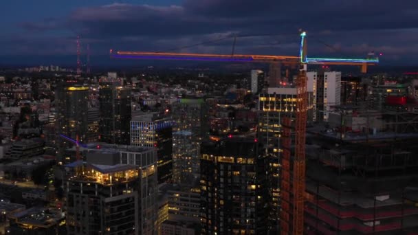 Luchtfoto Van Verlichte Skyline Van Seattle Nachts — Stockvideo