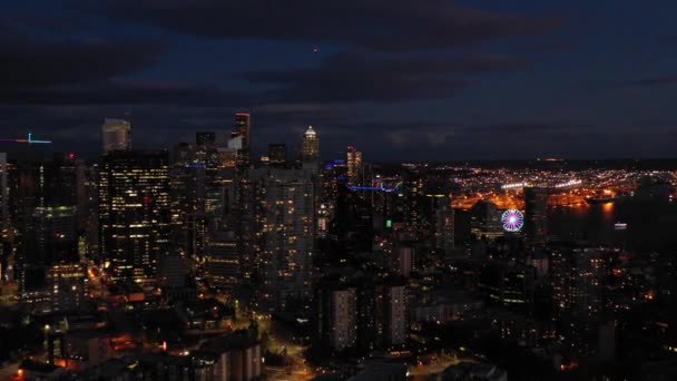 Αεροφωτογραφία Του Φωτιζόμενου Αστικό Τοπίο Του Σιάτλ Νύχτα — Αρχείο Βίντεο