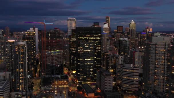 Flygfoto Över Belysta Stadsbilden Seattle Natten — Stockvideo