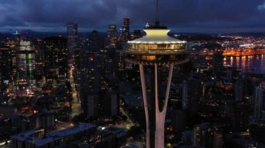Seattle, Wa, Amerika Birleşik Devletleri - 15 Eylül 2018: Hava dron görüntüleri Seattle Space Needle 4k ve şehir sahne