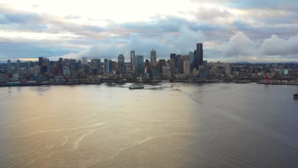 Abordagem Aérea Seattle Sobre Água — Vídeo de Stock