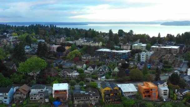 西のシアトル住宅街空中ドローン ショット — ストック動画