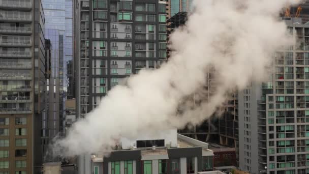 蒸気または屋上の暖房からの煙で建物 — ストック動画