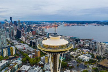 Seattle, Wa, Amerika Birleşik Devletleri - 15 Eylül 2018: Hava dron görüntü Seattle Space Needle ve arka planda cityscape