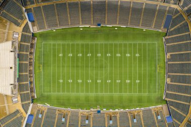 Hayır logoları ile çatı açık hava uçak fotoğrafı bir futbol stadyumu