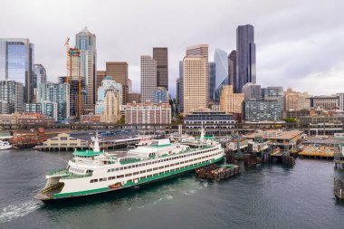 Bir feribot Seattle'da hava dron görüntü Hayır logoları