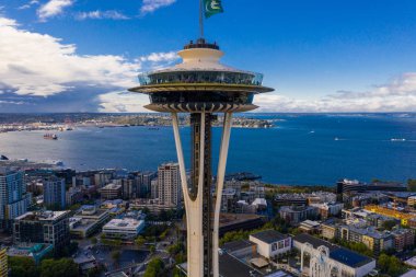 Seattle, Wa, Amerika Birleşik Devletleri - 15 Eylül 2018: Hava dron görüntü Seattle Space Needle Elliott Körfezi manzaralı