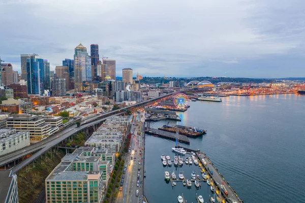 Imagem Drone Aéreo Centro Seattle Crepúsculo Perto Porto — Fotografia de Stock