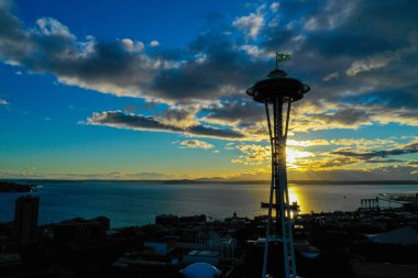 Seattle, Wa, Amerika Birleşik Devletleri - 15 Eylül 2018: Hava dron görüntüsü Seattle Space Needle gün batımında