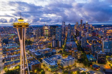 Seattle, Wa, Amerika Birleşik Devletleri - 15 Eylül 2018: Seattle Space Needle moody gökyüzü ve şehir içinde geçmiş