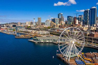 Seattle büyük tekerlek ve masmavi gökyüzü ve bay hava uçak fotoğrafı