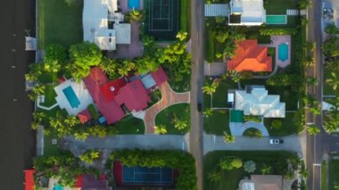 Hava dron bir semtte yolda bir araba izleme