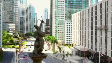 Havadan görüntüleri geçmiş Brickell köprü ayağı ikonik bronz heykel