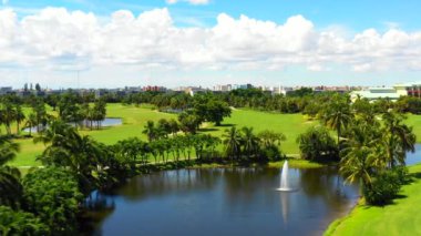 Golf sahası yatay hava palmiye ağaçlarının