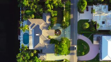 Bir semtte yolda araba araba