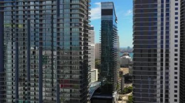 Miami gökdelenler arasında uçan uçak