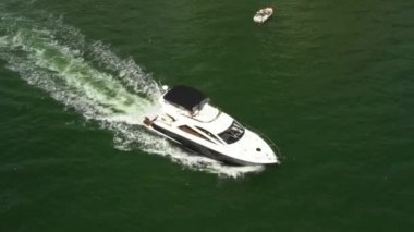 Bir tekne üzerinde uçan uçak