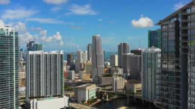 Drone görüntüleri şehir iniş aşağı doğru hareket