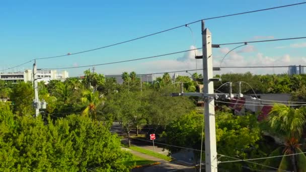 Drone Che Vola Attraverso Una Porta Aperta Rivelare Edificio Costruzione — Video Stock