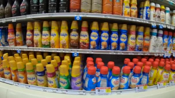 Hallandale Usa Oktober 2018 Supermarktpreise Milchsahne Soja Mandelmilch — Stockvideo