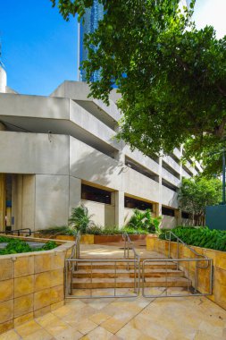 Dikey fotoğraf genel ofis binasının dış peyzaj bitki ve ağaçlar ile