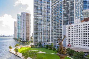 Tequesta Hint savaşçı bir ok gökyüzüne Brickell köprü Miami Fl tarihinde bir dönüm noktası heykel amaçlayan havadan görüntü