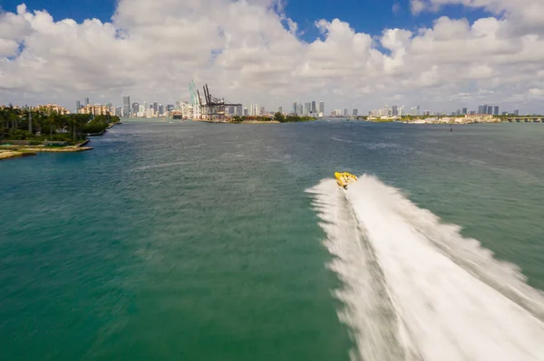 Aerial Drone Chasing Photo Miami Beach Thriller Tourism Boat — Stock Photo, Image