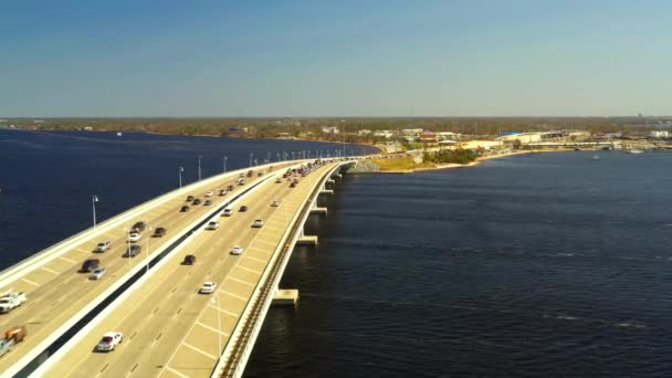 Luchtfoto Drone Beelden Evacuatie Orkaan Michael Causeway Brug Water Verkeer — Stockvideo