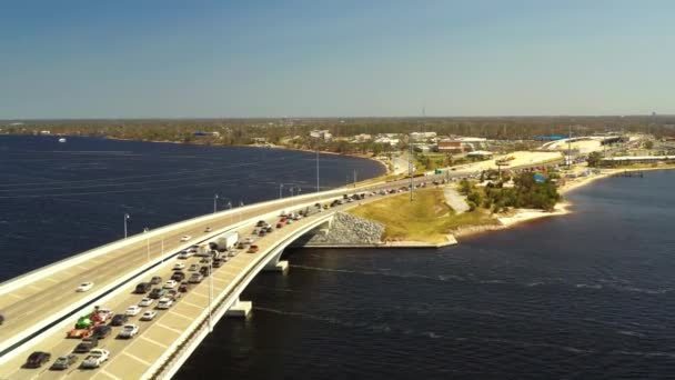 空中无人机镜头撤离飓风迈克尔 铜锣湾大桥水上交通 — 图库视频影像