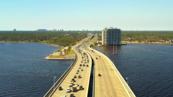 Luchtfoto Drone Beelden Evacuatie Orkaan Michael Causeway Brug Water Verkeer — Stockvideo