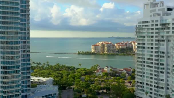 Vídeo Drone Aéreo Entre Edifícios Altos Revelam Fisher Island Entrada — Vídeo de Stock