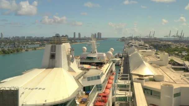 Εναέριο Κηφήνα Βίντεο Κρουαζιερόπλοιο Στο Λιμάνι Του Μαϊάμι — Αρχείο Βίντεο