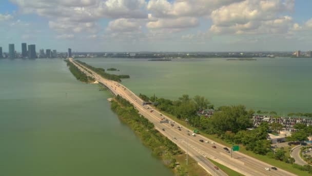 Drohnenvideo Einer Autobahn Über Der Bucht Von Miami — Stockvideo