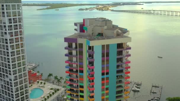 空中镜头别墅里贾纳公寓布里克尔五颜六色的建筑 — 图库视频影像